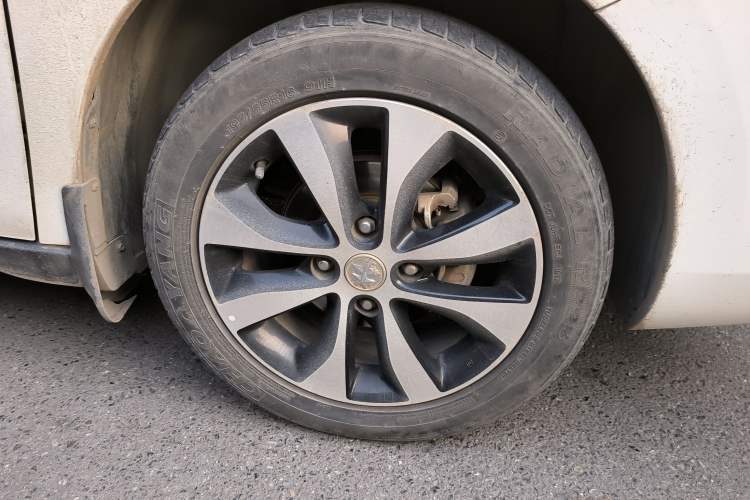 Used Venucia M50V 2017 1.5L XL Manual Comfort Edition Right Front Wheel Hub