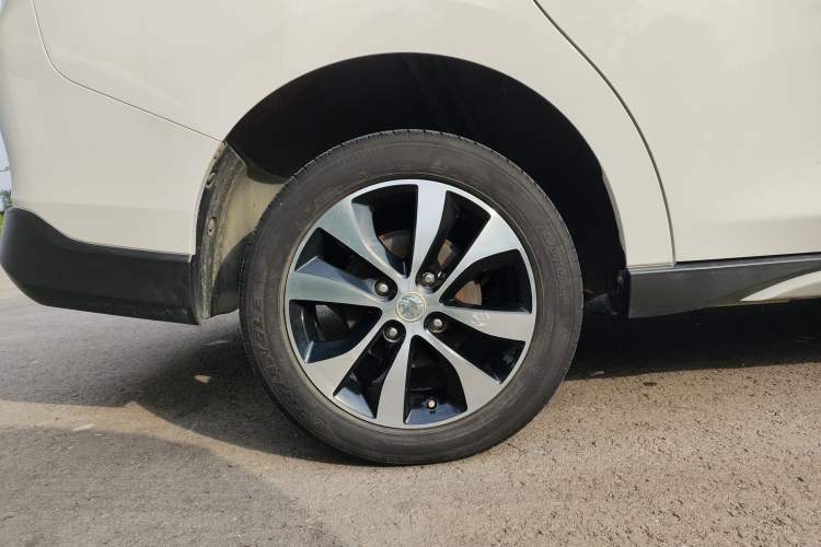 Used Venucia M50V 2017 1.6L XV CVT Deluxe Edition Right Rear Wheel Hub