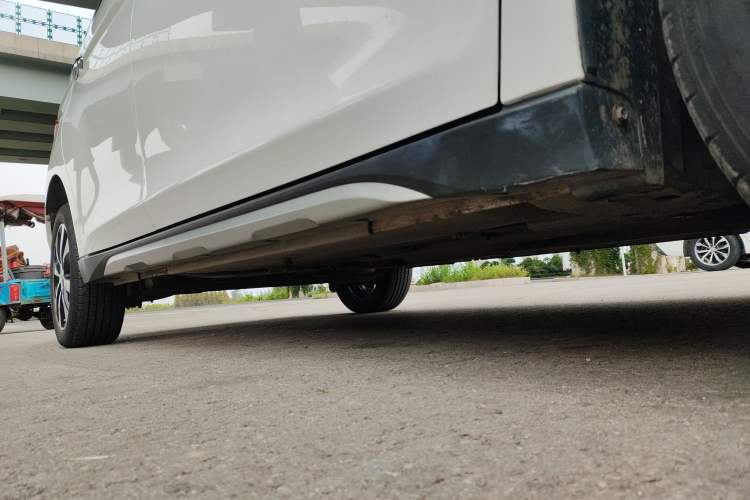 Used Venucia M50V 2017 1.6L XV CVT Deluxe Edition Right Side Sill