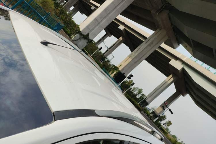 Used Venucia M50V 2017 1.6L XV CVT Deluxe Edition Roof