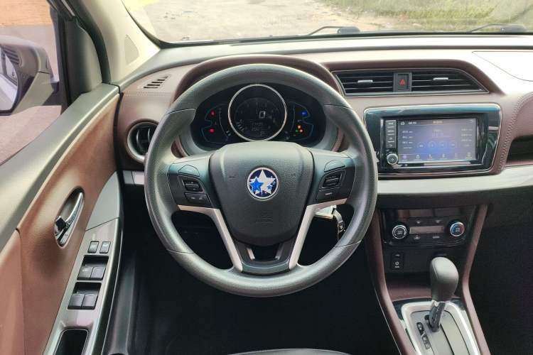 Used Venucia M50V 2017 1.6L XV CVT Deluxe Edition Steering Wheel