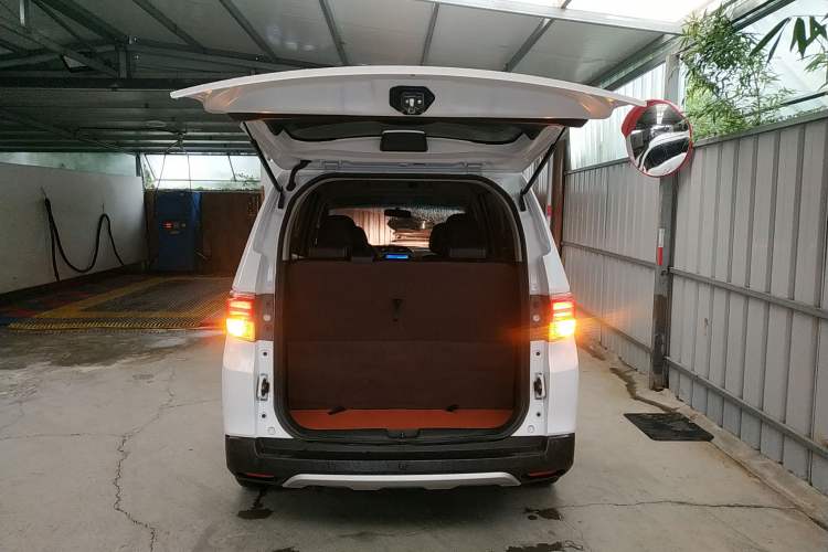 Used Venucia M50V 2017 1.6L XL CVT Luxury Edition Trunk