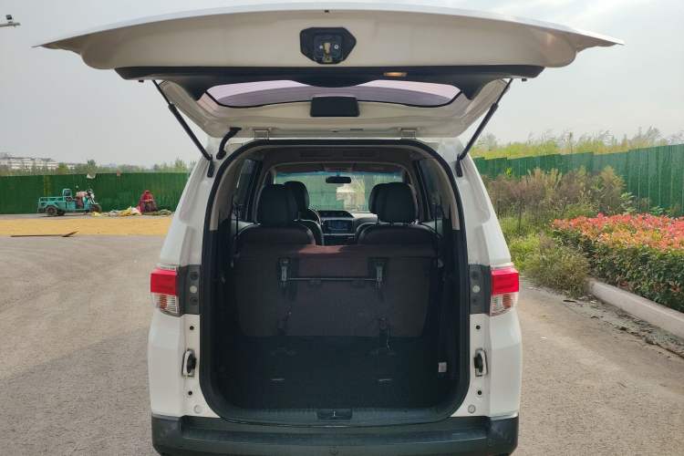 Used Venucia M50V 2017 1.6L XV CVT Deluxe Edition Trunk