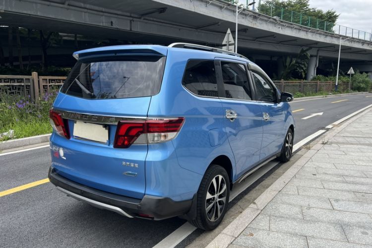 Used Venucia M50V 2019 1.6L CVT Luxury Edition Exterior 5