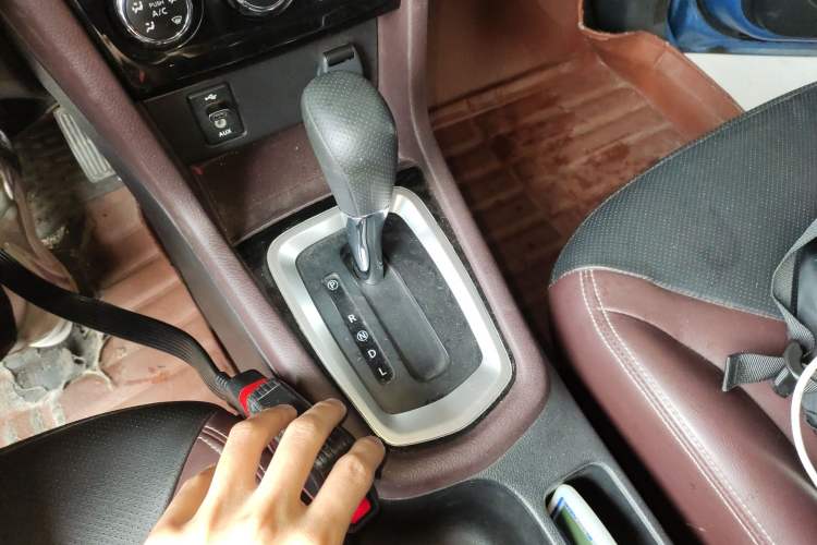 Used Venucia M50V 2019 1.6L CVT Luxury Edition Gear Lever
