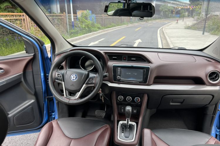 Used Venucia M50V 2019 1.6L CVT Luxury Edition Interior 9