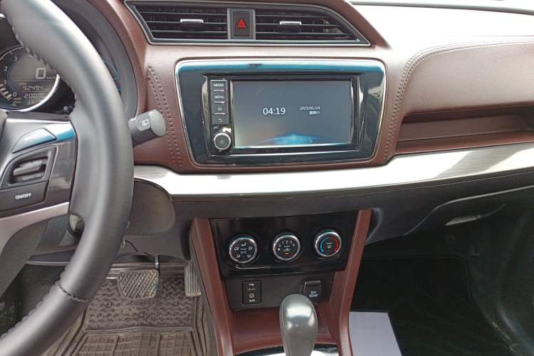Used Venucia M50V 2019 1.6L CVT Luxury Edition Audio And AC Panel