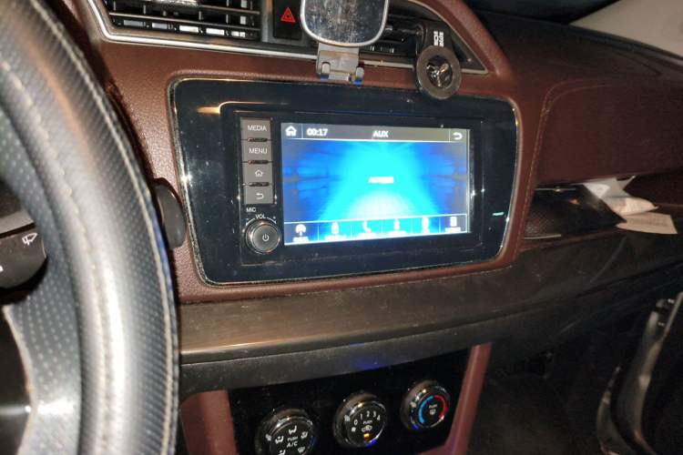 Used Venucia M50V 2019 1.6L CVT Luxury Edition Audio And AC Panel