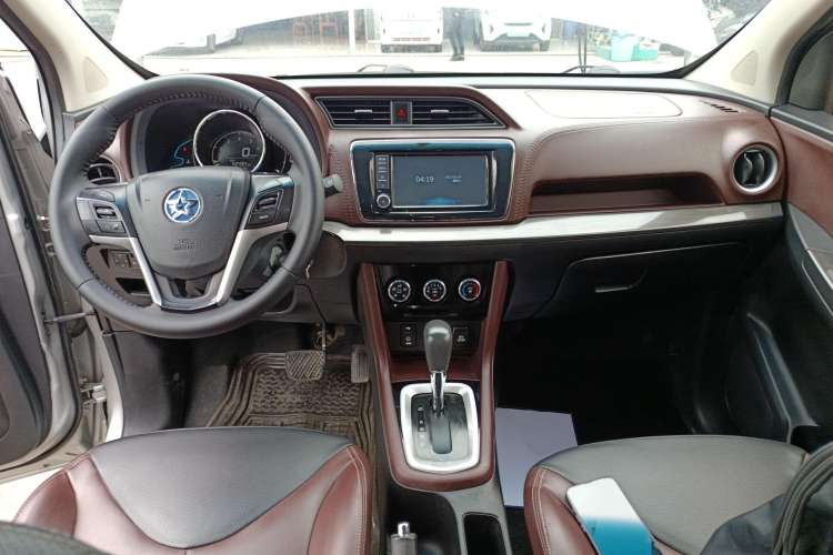 Used Venucia M50V 2019 1.6L CVT Luxury Edition Center Console