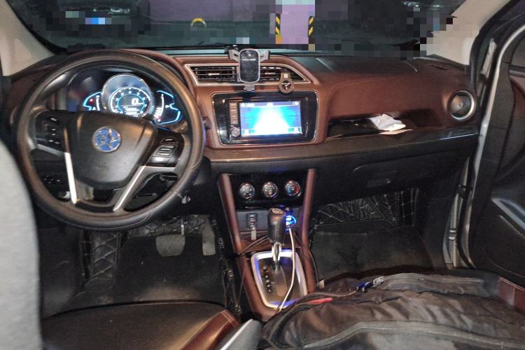 Used Venucia M50V 2019 1.6L CVT Luxury Edition Center Console