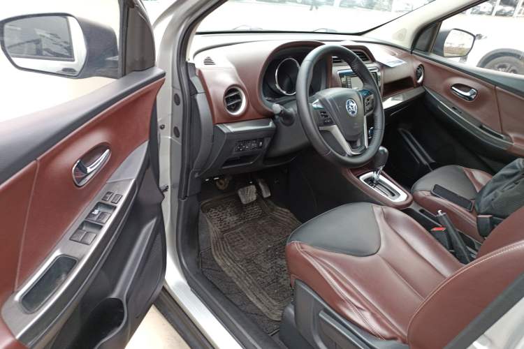 Used Venucia M50V 2019 1.6L CVT Luxury Edition Driver Seat