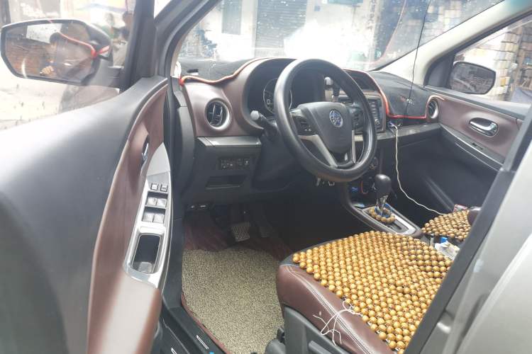 Used Venucia M50V 2019 1.6L CVT Luxury Edition Driver Seat