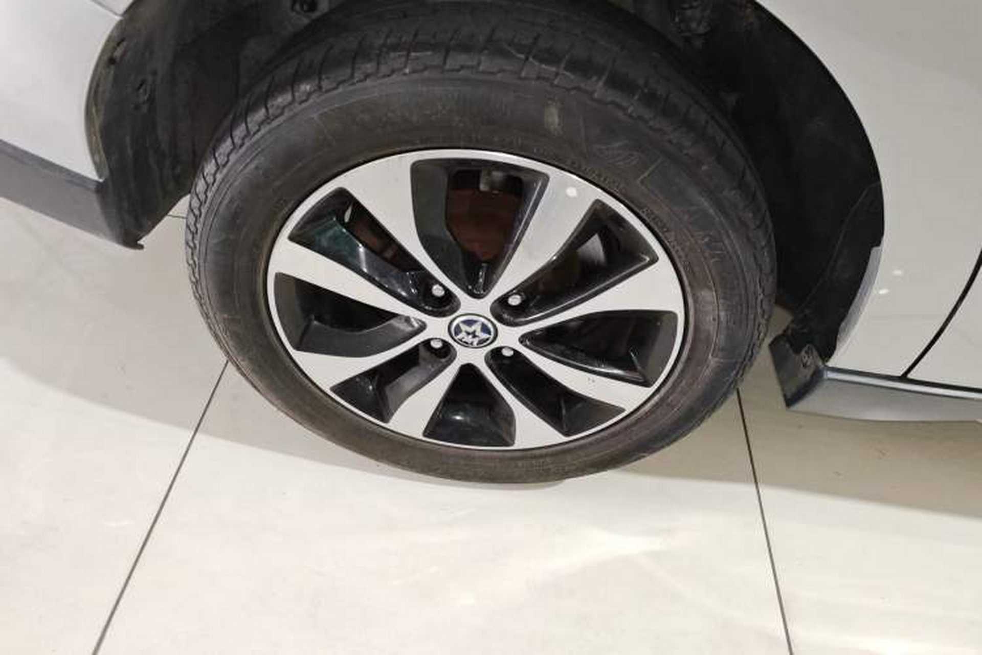Used Venucia M50V 2019 1.6L CVT Luxury Edition Exterior 8