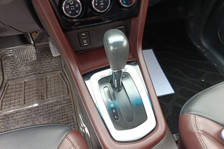 Used Venucia M50V 2019 1.6L CVT Luxury Edition Gear Lever