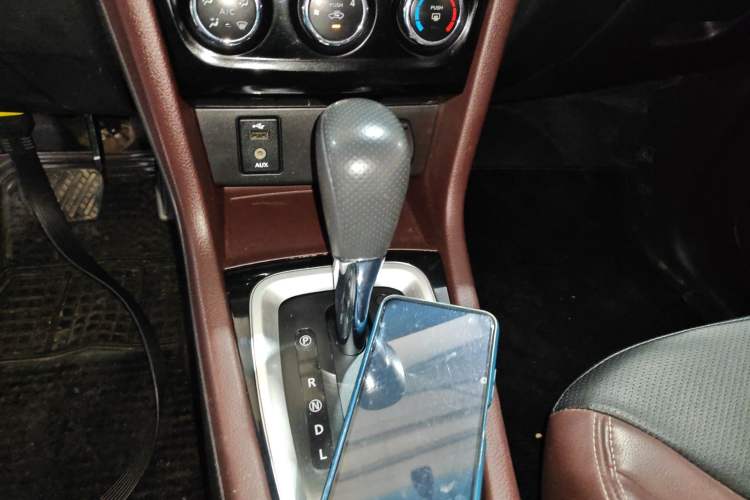Used Venucia M50V 2019 1.6L CVT Luxury Edition Gear Lever