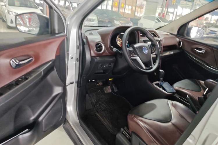 Used Venucia M50V 2019 1.6L CVT Luxury Edition Interior 3