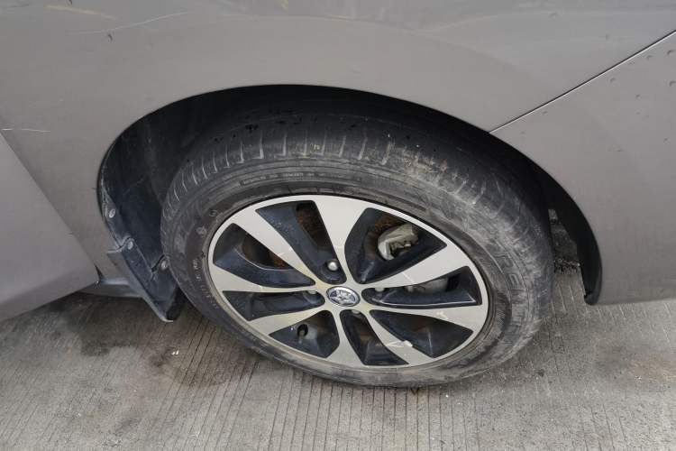 Used Venucia M50V 2019 1.6L CVT Luxury Edition Right Front Wheel Hub
