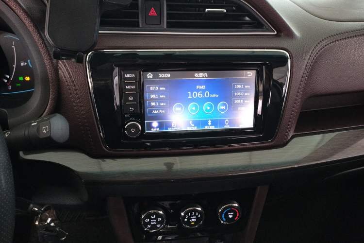Used Venucia M50V 2019 1.6L CVT Luxury Edition Audio And AC Panel