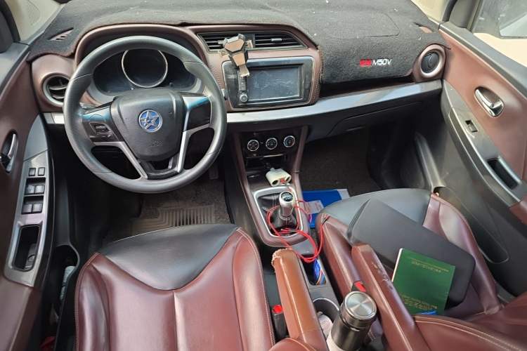 Used Venucia M50V 2019 1.5L Manual Comfort Edition Center Console