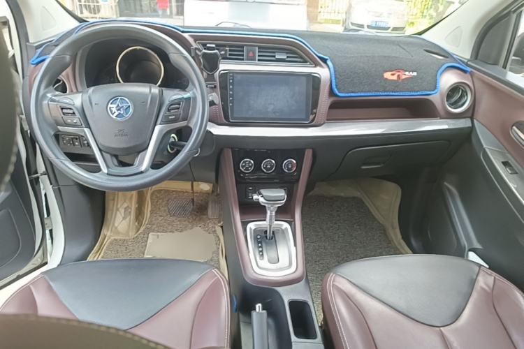 Used Venucia M50V 2019 1.6L CVT Luxury Edition Center Console