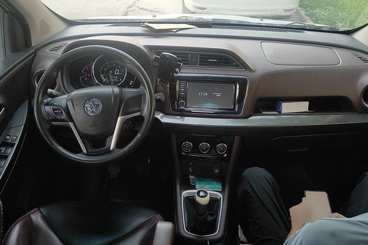 Used Venucia M50V 2019 1.5L Manual Comfort Edition Center Console