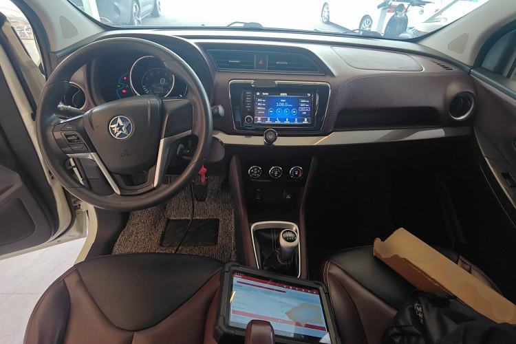 Used Venucia M50V 2019 1.5L Manual Comfort Edition Center Console
