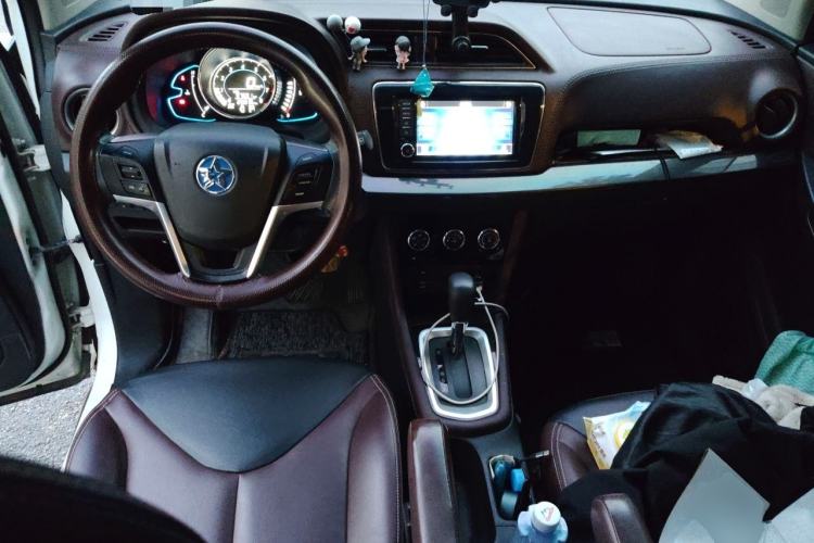 Used Venucia M50V 2019 1.6L CVT Luxury Edition Center Console