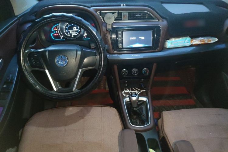 Used Venucia M50V 2019 1.5L Manual Comfort Edition Center Console