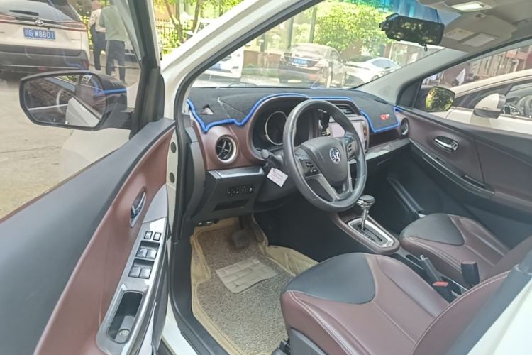 Used Venucia M50V 2019 1.6L CVT Luxury Edition Driver Seat