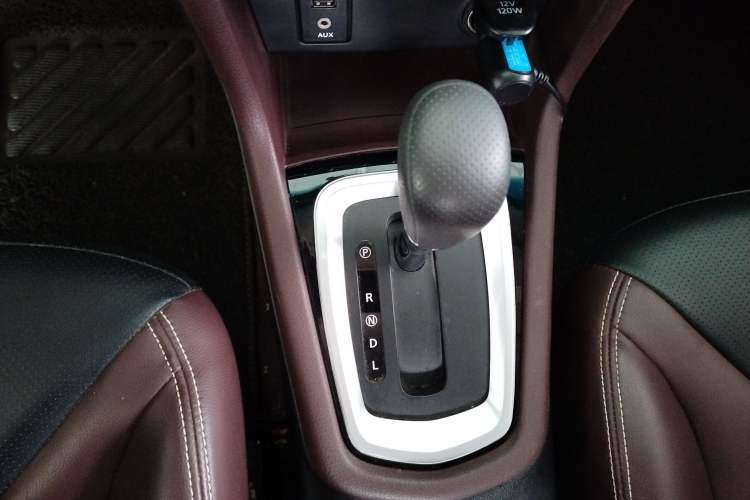 Used Venucia M50V 2019 1.6L CVT Luxury Edition Gear Lever
