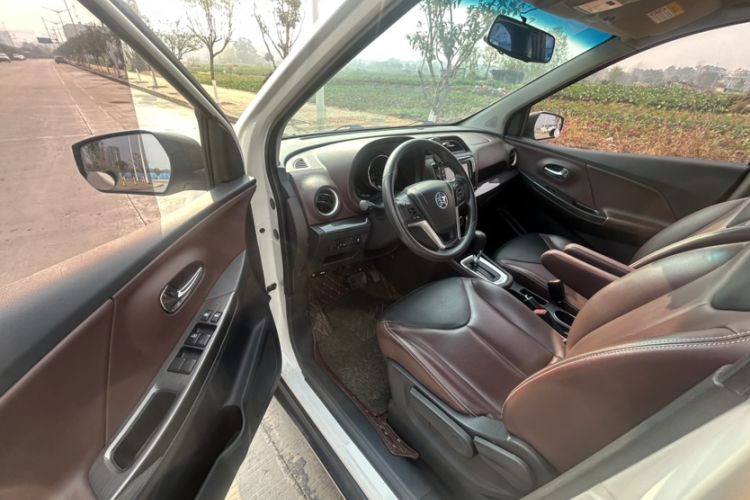 Used Venucia M50V 2019 1.6L CVT Luxury Edition Interior 2