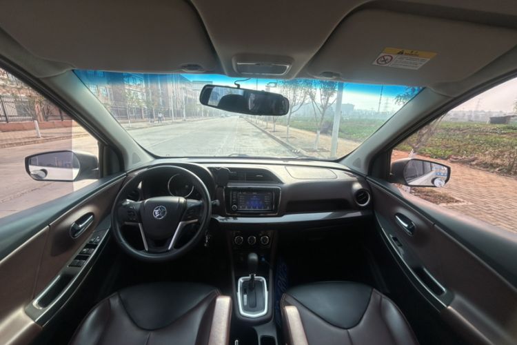 Used Venucia M50V 2019 1.6L CVT Luxury Edition Interior 4