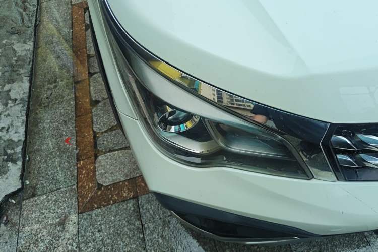 Used Venucia M50V 2019 1.6L CVT Ultimate Edition Right Front Headlight
