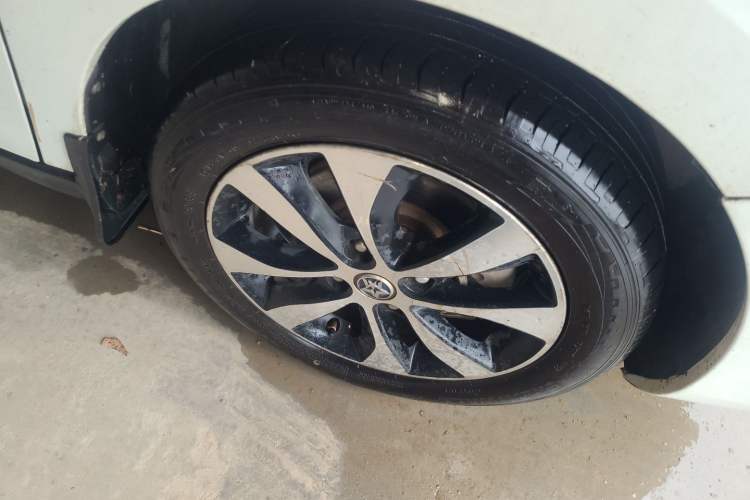 Used Venucia M50V 2019 1.5L Manual Comfort Edition Right Front Wheel Hub