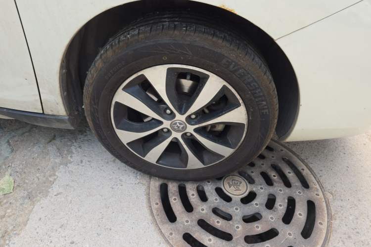 Used Venucia M50V 2019 1.5L Manual Comfort Edition Right Front Wheel Hub