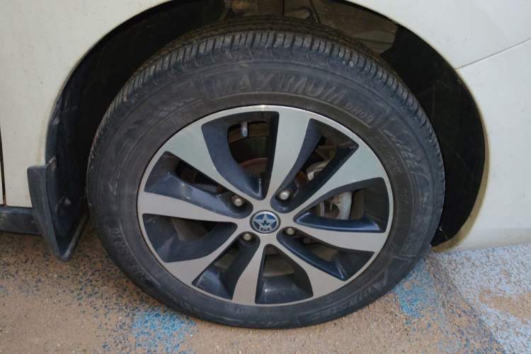 Used Venucia M50V 2019 1.6L CVT Luxury Edition Right Front Wheel Hub