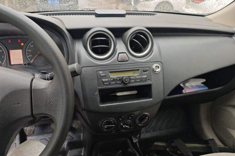 Used Venucia R30 2014 1.2L Manual Comfort Edition Audio And AC Panel