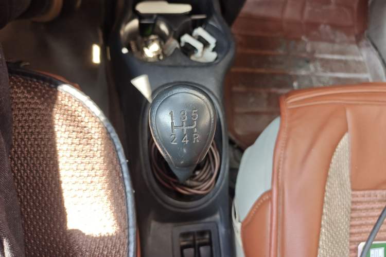 Used Venucia R30 2014 1.2L Manual Enjoyment Edition Gear Lever