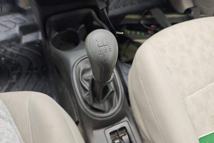Used Venucia R30 2014 1.2L Manual Comfort Edition Gear Lever