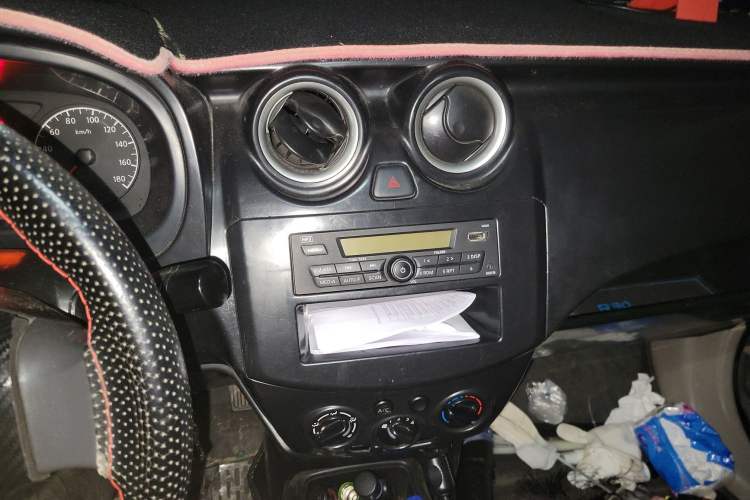 Used Venucia R30 2014 1.2L Manual Enjoyment Edition Audio And AC Panel