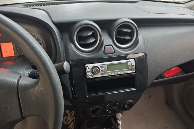Used Venucia R30 2014 1.2L Manual Enjoyment Edition Audio And AC Panel