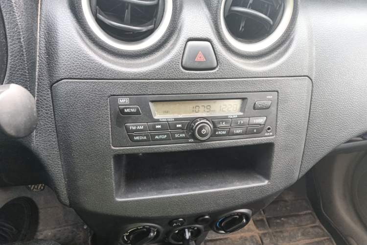 Used Venucia R30 2014 1.2L Manual Enjoyment Edition Audio And AC Panel