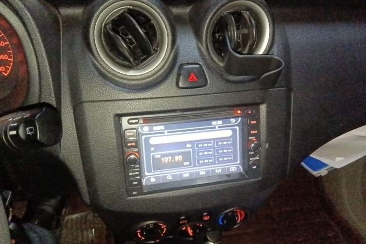 Used Venucia R30 2014 1.2L Manual Luxury Edition Audio And AC Panel