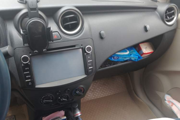 Used Venucia R30 2014 1.2L Manual Enjoyment Edition Audio And AC Panel