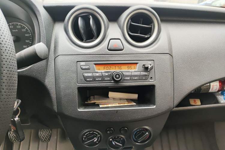 Used Venucia R30 2014 1.2L Manual Enjoyment Edition Audio And AC Panel