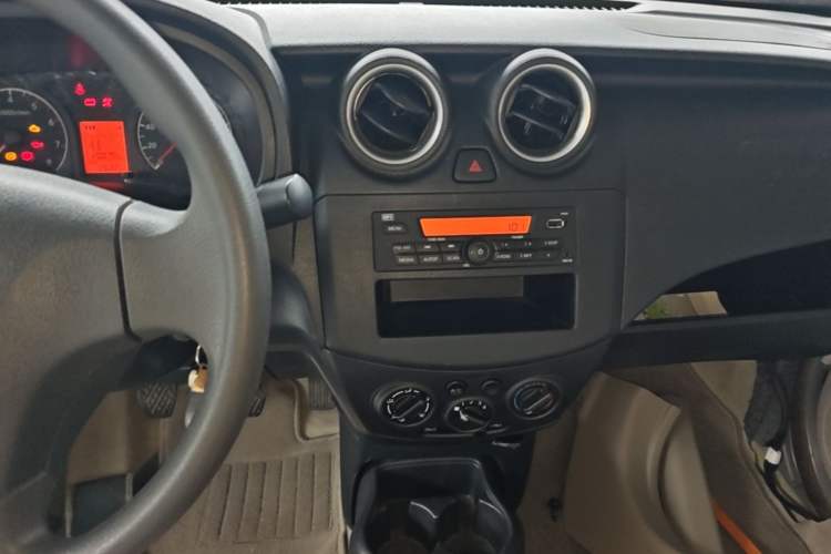 Used Venucia R30 2014 1.2L Manual Enjoyment Edition Audio And AC Panel