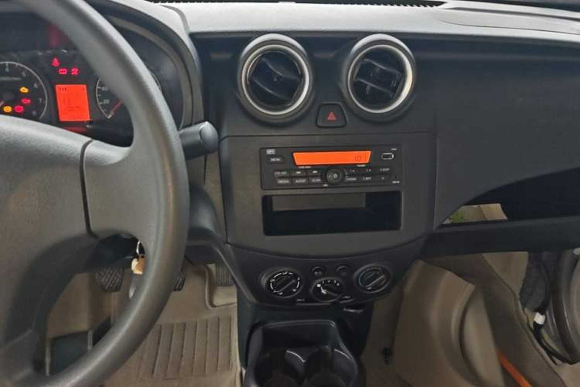 Used Venucia R30 2014 1.2L Manual Enjoyment Edition Audio And AC Panel