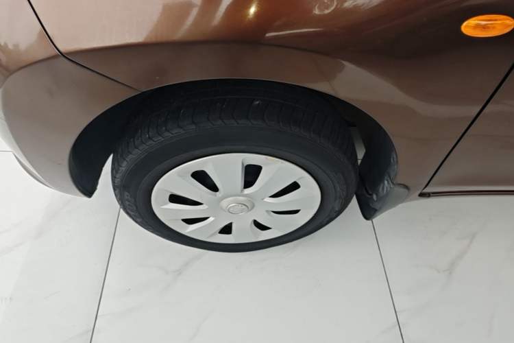 Used Venucia R30 2014 1.2L Manual Enjoyment Edition Exterior 4
