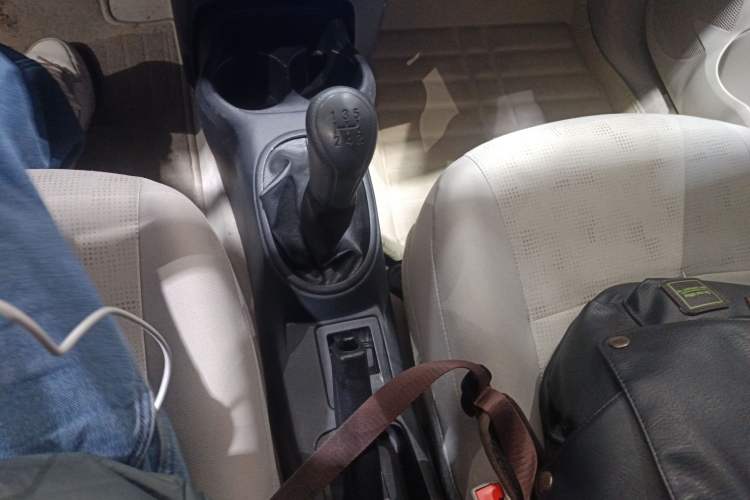 Used Venucia R30 2014 1.2L Manual Comfort Edition Gear Lever