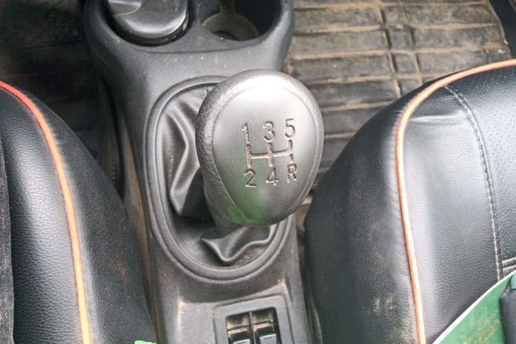 Used Venucia R30 2014 1.2L Manual Enjoyment Edition Gear Lever